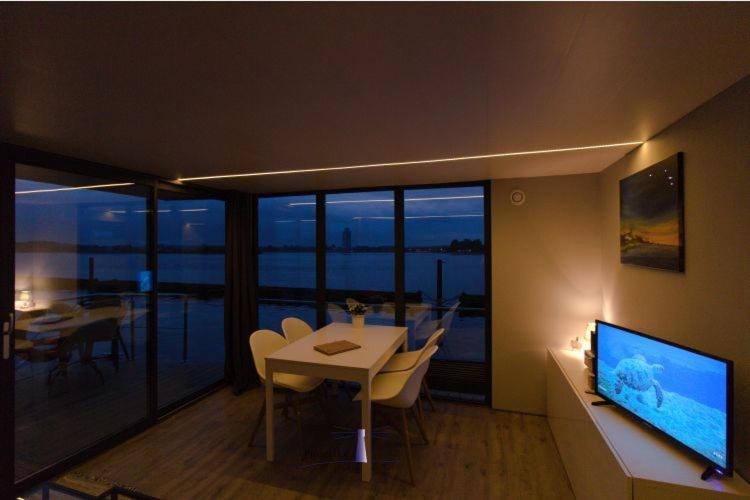 Hausboot Fjord Aries Mit Dachterrasse In Schleswig Hotel Bagian luar foto